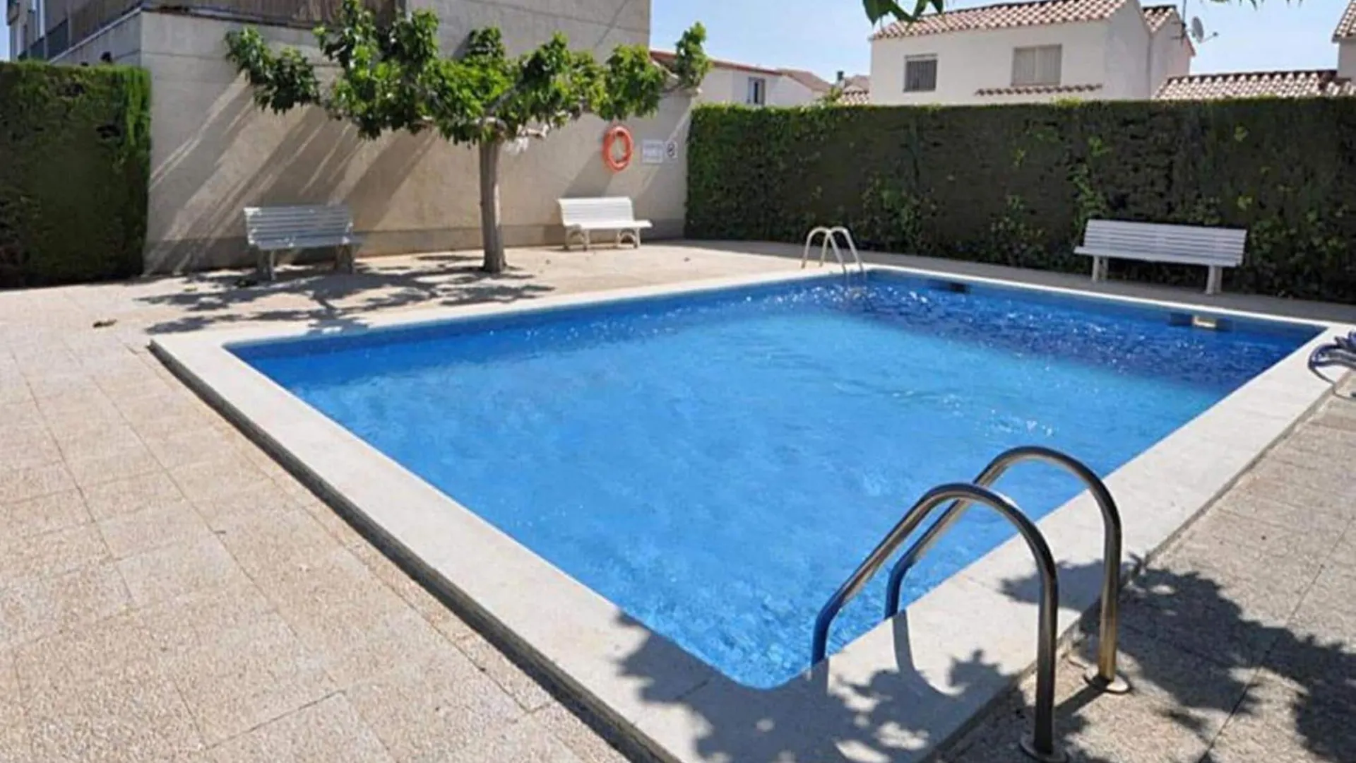 Apartment For 2 People In Roses With River View