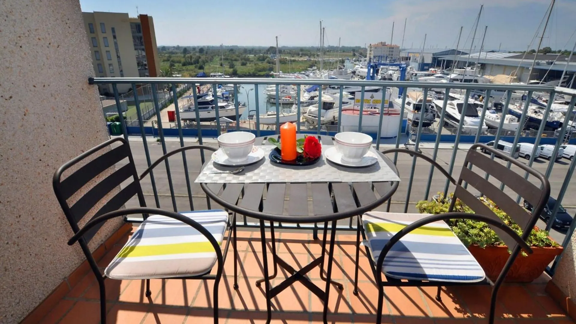 Apartment For 2 People In Roses With River View
