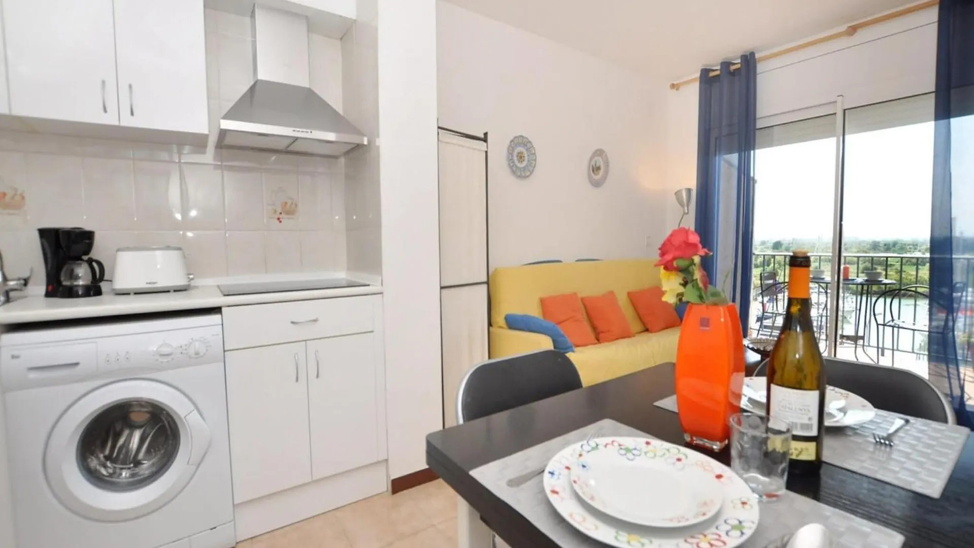 Apartment For 2 People In Roses With River View