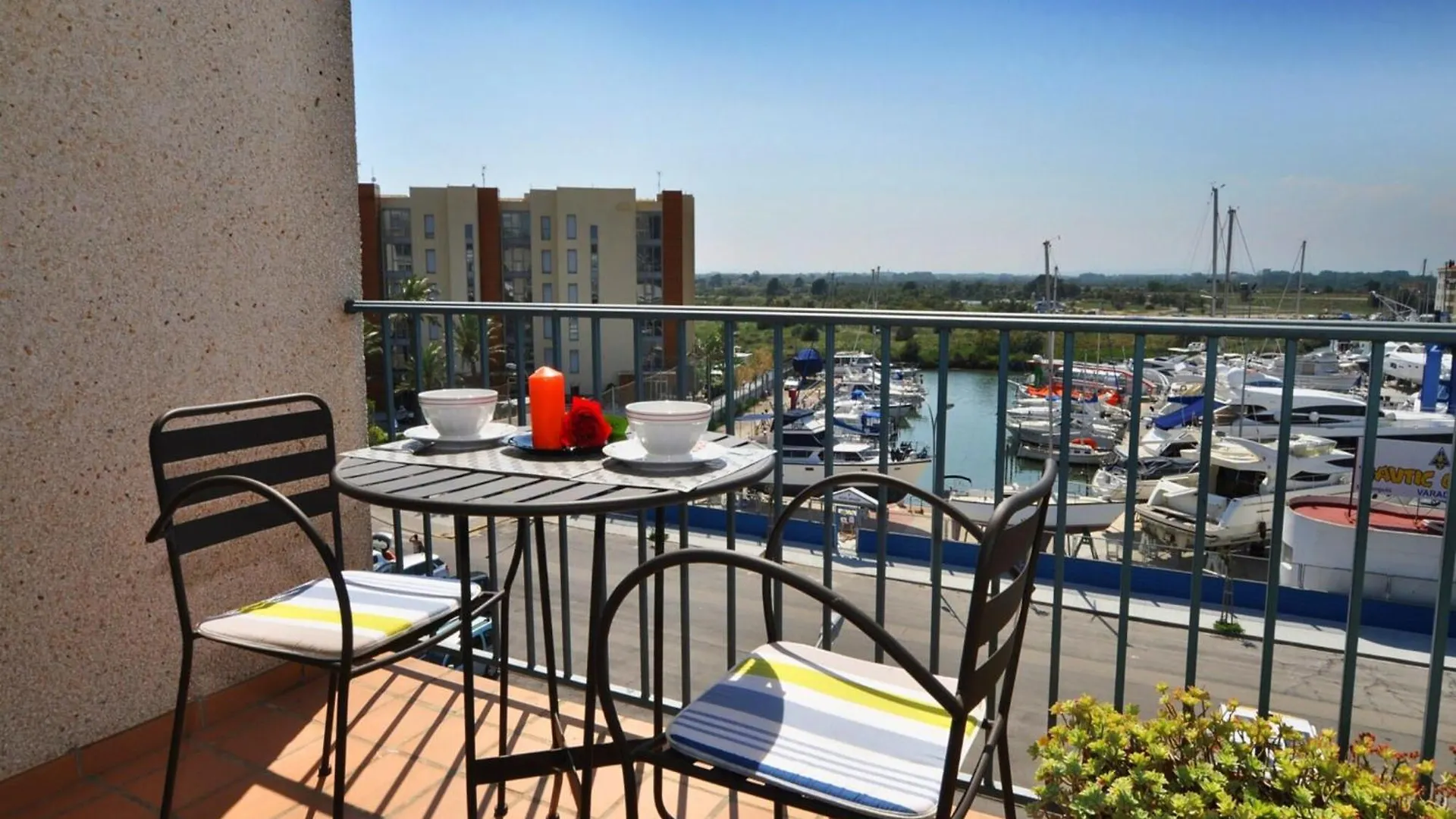 Apartment For 2 People In Roses With River View 0*,