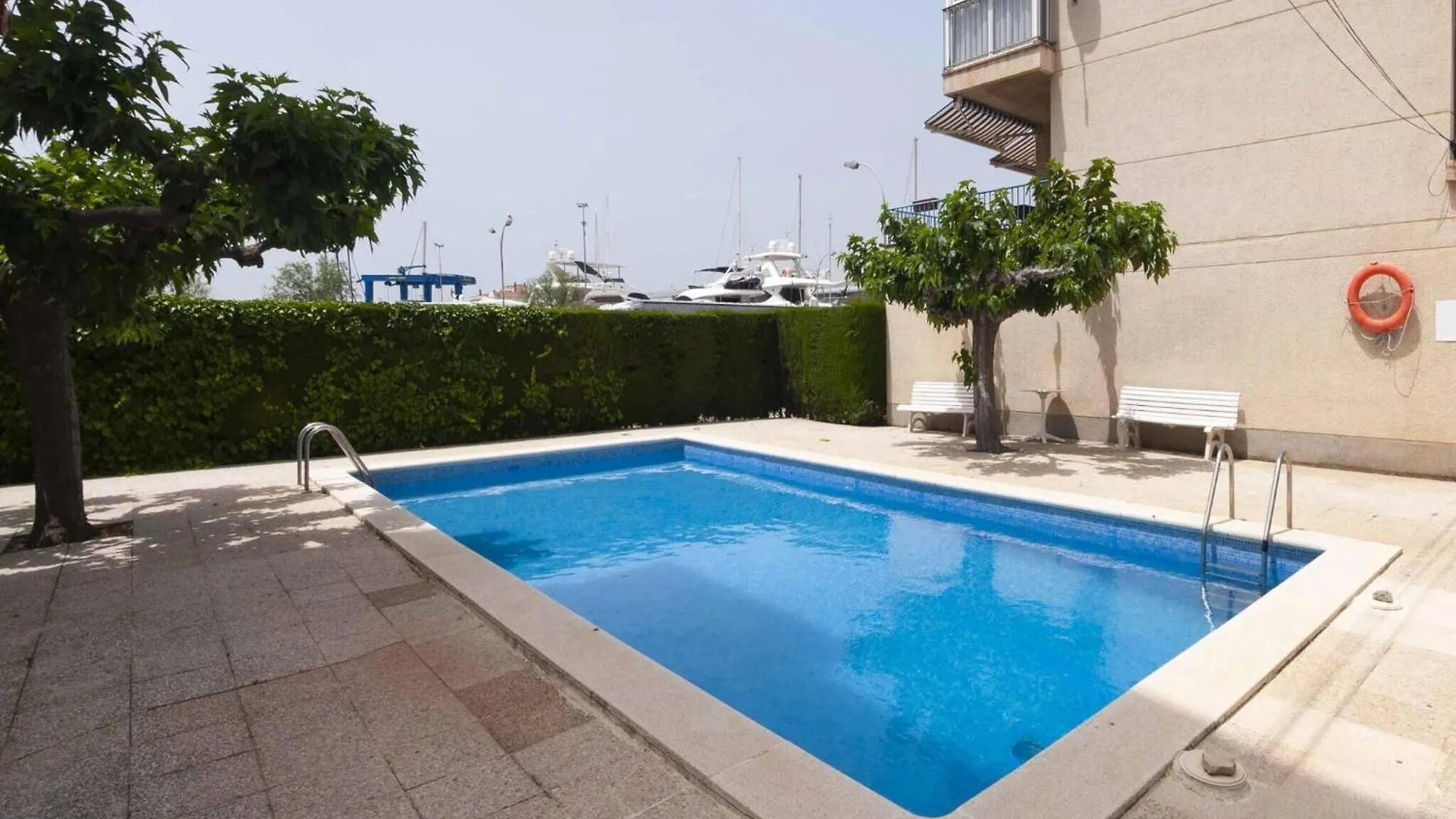 Apartment For 2 People In Roses With River View